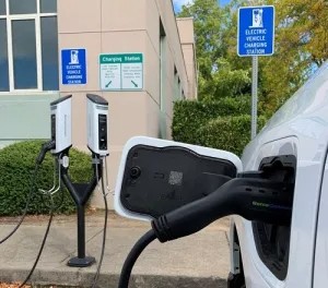 關(guān)于汽車充電樁的標(biāo)準(zhǔn)化與個(gè)性化服務(wù)探討